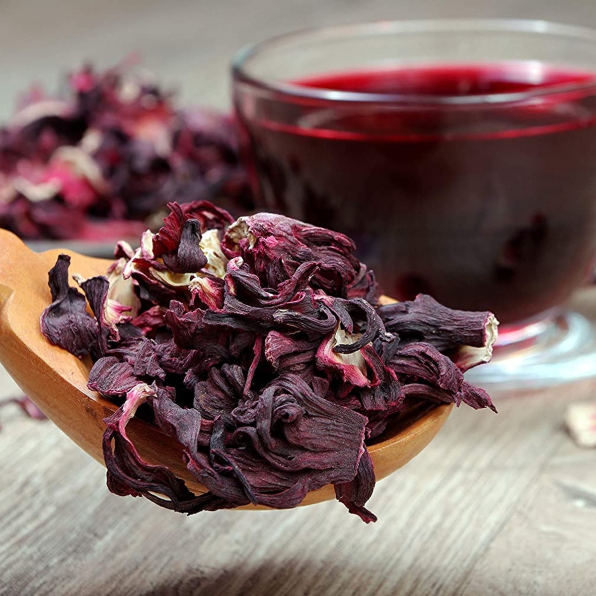 Dried hibiscus calyces and a glass of hibiscus drink